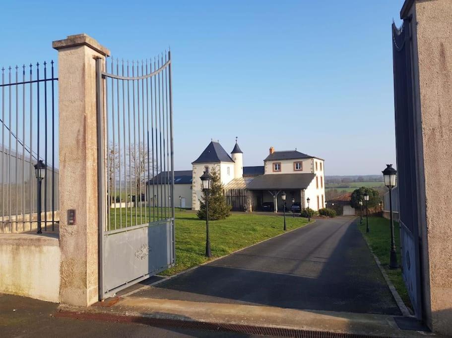 Villa Le Logis Cholet 49300 Lieu Exceptionnel En Famille Ou Amis Mazieres-en-Mauges Exterior foto